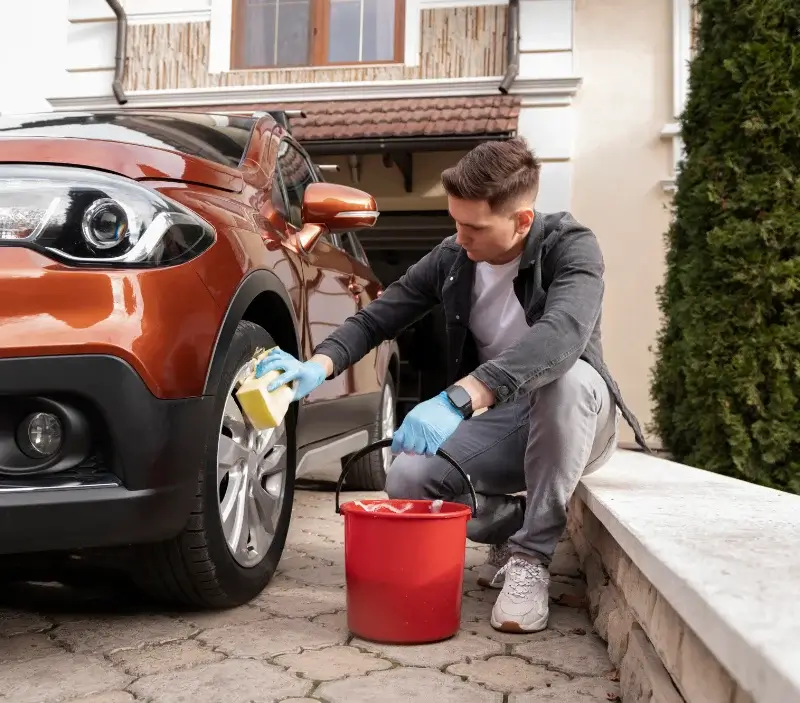 Lavage auto à domicile Saint-Porchaire : professionnel intervenant sur un véhicule